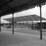 841585 Gezicht op het in aanbouw zijnde nieuwe N.S.-station Beverwijk te Beverwijk, vanaf het perron van het oude station.